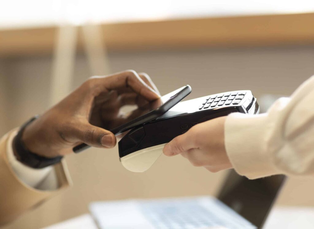 homem pagando com cartão corporativo