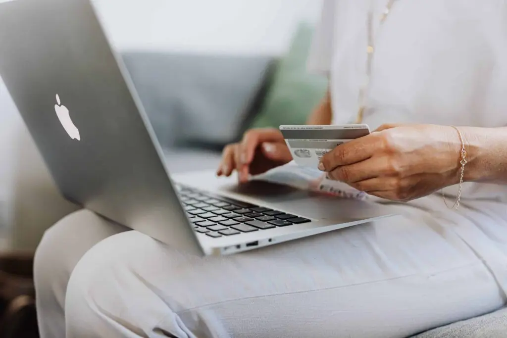 Pessoa comprando no computador com cartão de crédito PJ