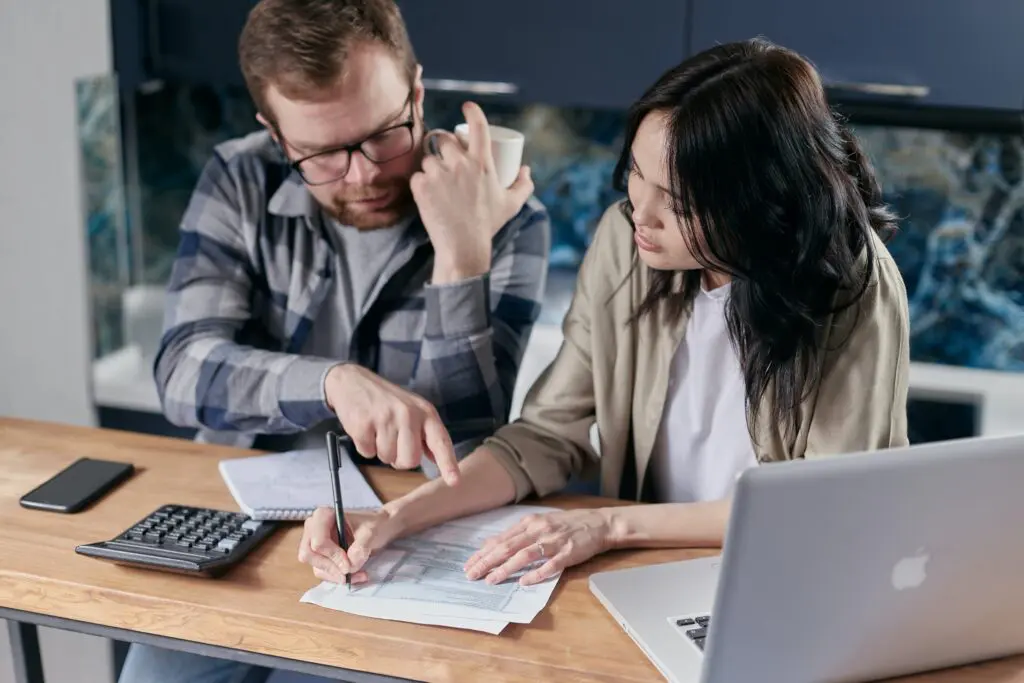 Um casal discute sobre as contas de ativo e passivo