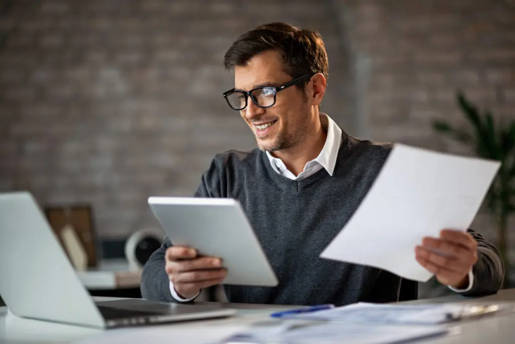 Homem com folha de análise do BPO financeiro