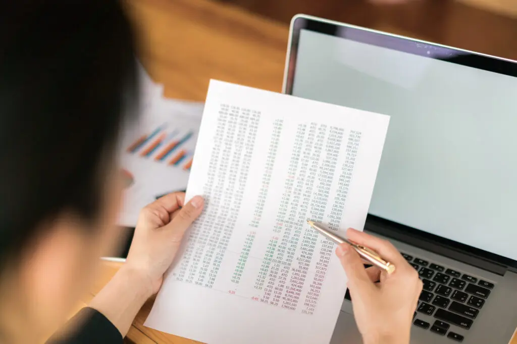 Mulher fazendo a conciliação bancária da empresa