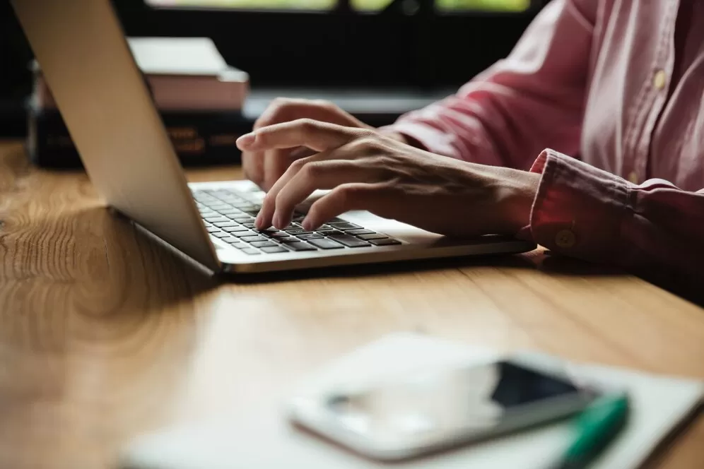 mulher acessando arquivo ofx Bradesco pelo banco online.