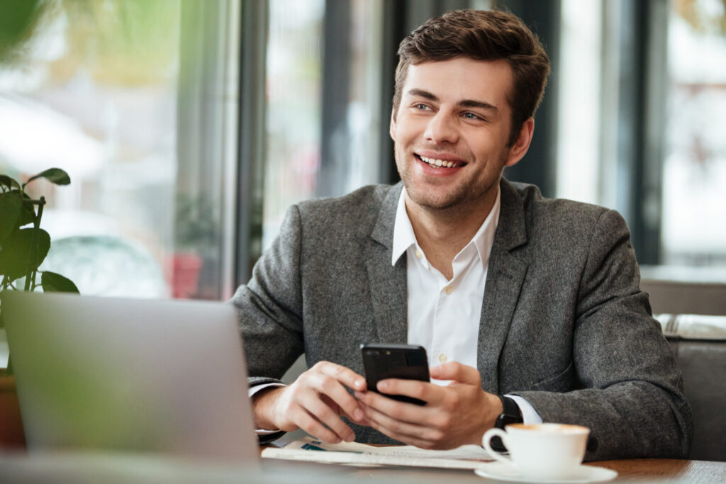 Homem sorrindo refletindo sobre a terceirização financeira