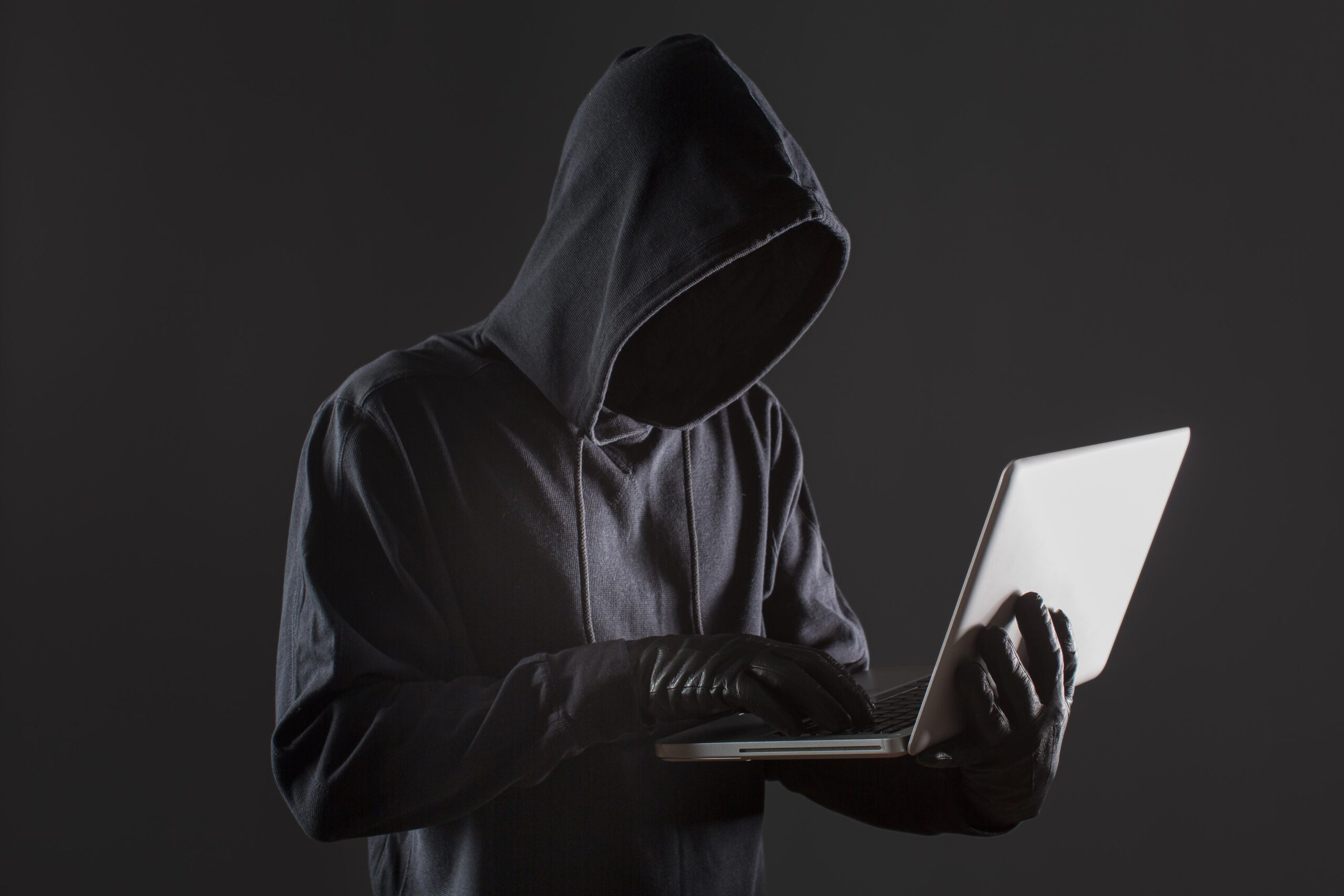 hacker invadindo segurança financeira da empresa
